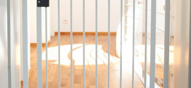 Choisir une barrière de sécurité d’escalier pour bébé